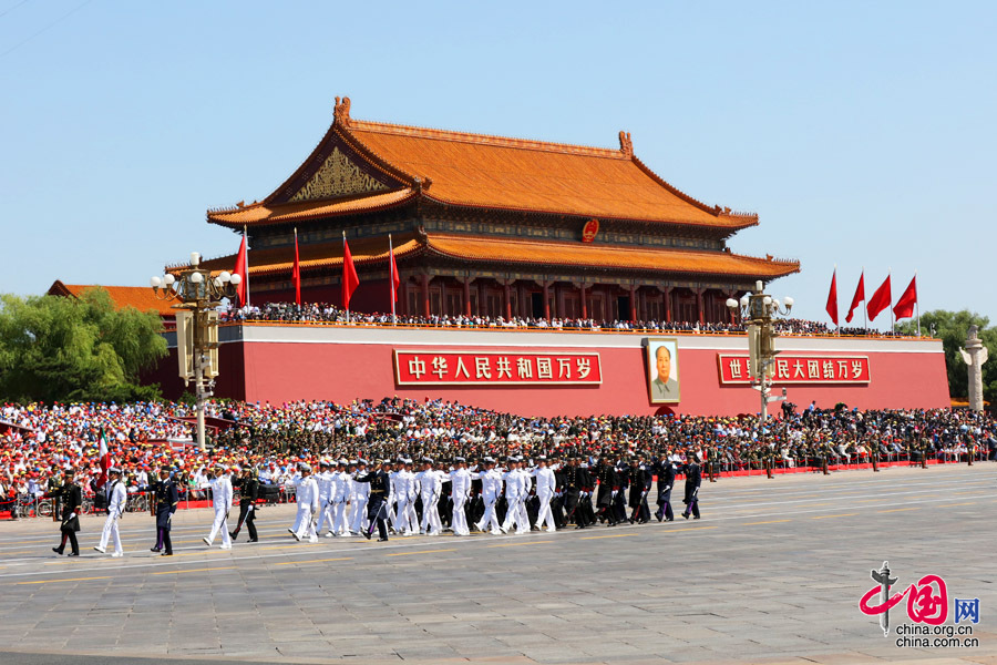  9月3日，中國人民抗日戰(zhàn)爭暨世界反法西斯戰(zhàn)爭勝利70周年紀(jì)念大會(huì)在北京隆重舉行，有11個(gè)國家派方隊(duì)、6個(gè)國家派代表隊(duì)來華參加閱兵。圖為墨西哥武裝力量方隊(duì)通過天安門廣場。中國網(wǎng)記者 董寧攝