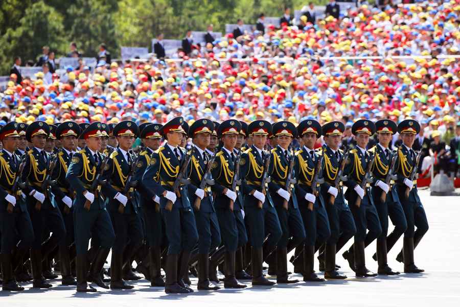  9月3日，中國人民抗日戰爭暨世界反法西斯戰爭勝利70周年紀念大會在北京隆重舉行，有11個國家派方隊、6個國家派代表隊來華參加閱兵。圖為塔吉克斯坦武裝力量方隊通過天安門廣場。中國網記者 楊佳攝